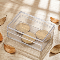 Petite boîte en plastique transparente avec éponge à l'intérieur pour l'emballage