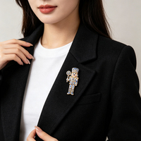 Broche en métal personnalisée Casse-Noisette, épinglette émaillée personnalisée, broche de revers de Noël en strass pour la décoration de vêtements