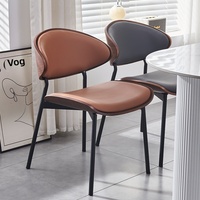 Chaise de salle à manger en bois massif de style italien, vintage, médiéval, légèrement luxueuse, avec dossier rembourré en cuir au toucher agréable, durable