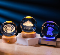 Veilleuse Bal Cristal 3D Tendance, Lumière d'Ambiance Créative Transparente Lumineuse avec Base en Bois Sculpté Intérieur