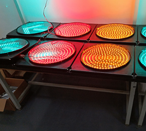 Feu de signalisation à LED pour la sécurité routière avec lampe plein écran Matériaux PC et panneau solaire de taille OEM Prix réduit - Product Image 4