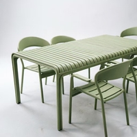 Table et chaises de salle à manger en alliage d'aluminium pour l'extérieur, style nordique moderne, créatif, durable, résistant aux UV, imperméable et anti-soleil.