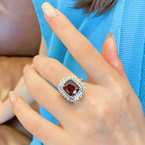 Anello di Lusso Q923 per Donna con Diamante Taglio Cushion, Diamante Naturale Placcato in Oro 18K, Gioiello di Moda con Pietra Pregiata - Product Image 5