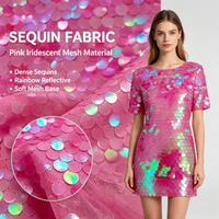 Tissu de luxe dernière génération, extensible dans les 4 sens, en dentelle rose et maille brodée, avec de grandes paillettes irisées multicolores effet sirène, pour robe de mariée et toile de fond