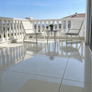 Azulejo de Porcelana de Cuerpo Completo 800x800mm Fabricado en Guangdong, Color Sólido Gris Leche, Acabado Espejo de Lujo Ligero, para Suelo y Pared, Ideal para Villas Modernas - Product Image 4