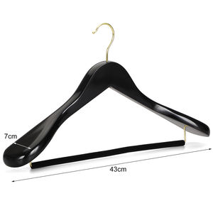 Cintres en bois noir brillant de qualité supérieure avec logo personnalisé pour les boutiques et les hôtels - Product Image 5