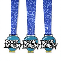 Médaille sportive personnalisée Rock N' Rollin en métal moulé sous pression, avec émail bleu, bord métallique et lettrage en relief, motif Buenaventa pour