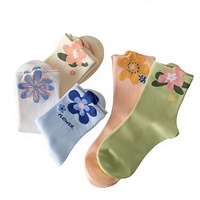 Chaussettes en polyester doux tricotées à fleurs avec des couleurs pastel, chaussettes décontractées confortables pour l'été pour femmes et filles