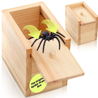 Hilarant poisson d'avril jour, ou anniversaire Surprise jouet et Gag cadeau pratique blague Bromas Kit drôle en bois araignée blague boîte