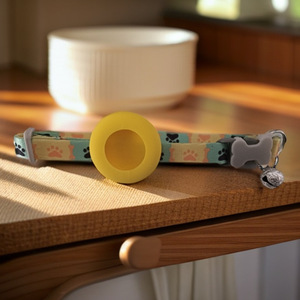 Ensemble de colliers pour animaux de compagnie en silicone à motif uni de style classique, imperméable, fourrure, vente chaude, boucle en os de chien, collier pour chat Airtag - Product Image 1