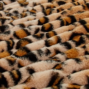 Couvertures Minky Couture personnalisées à motif ombré réversible, motif léopard de haute qualité, couvertures Minky plissées les plus douces - Product Image 3