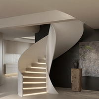 Villa duplex moderne de luxe avec escalier en colimaçon en métal, marches flottantes, balustrade en verre et éclairage LED
