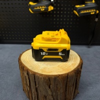 Baterai Lithium 12V 5Ah Kapasitas Tinggi dengan Lampu Indikator LED, Dapat Disesuaikan dengan Sistem Alat DWt, Perlindungan dari Beban Berlebih.