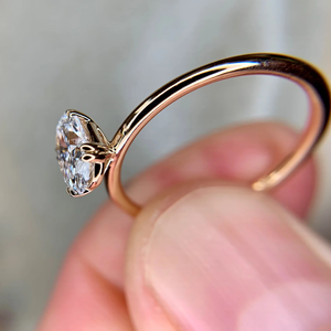 Bague de fiançailles en or 18 carats avec diamant de laboratoire ovale D-VS1, 0,5 carat, 1 carat, 1,5 carat, 2 carats, double griffes, style Provence - Product Image 3