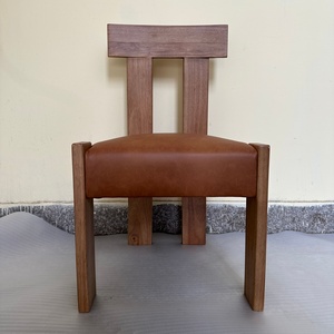 Silla de Comedor Tradicional con Estructura de Madera Maciza, Tapizada en Cuero Artificial Marrón, Respaldo Geométrico, para Oficina en Casa y Muebles para el Hogar - Product Image 3