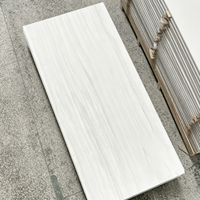 Plaques de surface solides modernes de grande taille avec finition polie et mate pour les dessus de table d'hôtel, les dessus de meubles de salle de bain et les panneaux de meubles