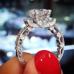 Anello in Oro Bianco con Diamante Naturale Taglio Brillante Rotondo Colore D, Gioiello da Donna per Fidanzamento - Product Image 1