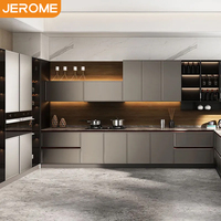 Meuble de cuisine moderne en aggloméré sur mesure avec comptoir en marbre artificiel, design organisateur et menuiserie intégrée