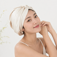 Topi tidur berbahan 100% sutra ini anti kusut, lembut, nyaman, dan ramah di rambut serta kulit Anda.