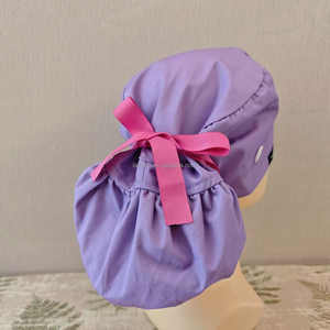 หมวกผ่าตัดผ้าฝ้ายสีพื้นบุด้วยผ้าซาติน ปักโลโก้ตามสั่ง หมวกพยาบาลผู้หญิง สีชมพูสด หมวกสครับแบบรวบผม - Product Image 3