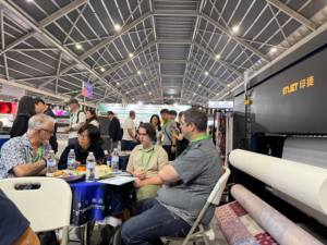 1900Mm Rộng Kỹ Thuật Số Máy In Dệt 8 Màu Truyền Nhiệt Cho Trang Phục Thể Thao Sản Xuất - Product Image 3