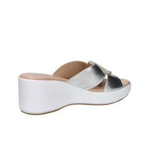 Sandalias de cuña para mujer Cinzia Soft, color plateado metálico, con plataforma y tacón, estilo slip-on. - Product Image 4