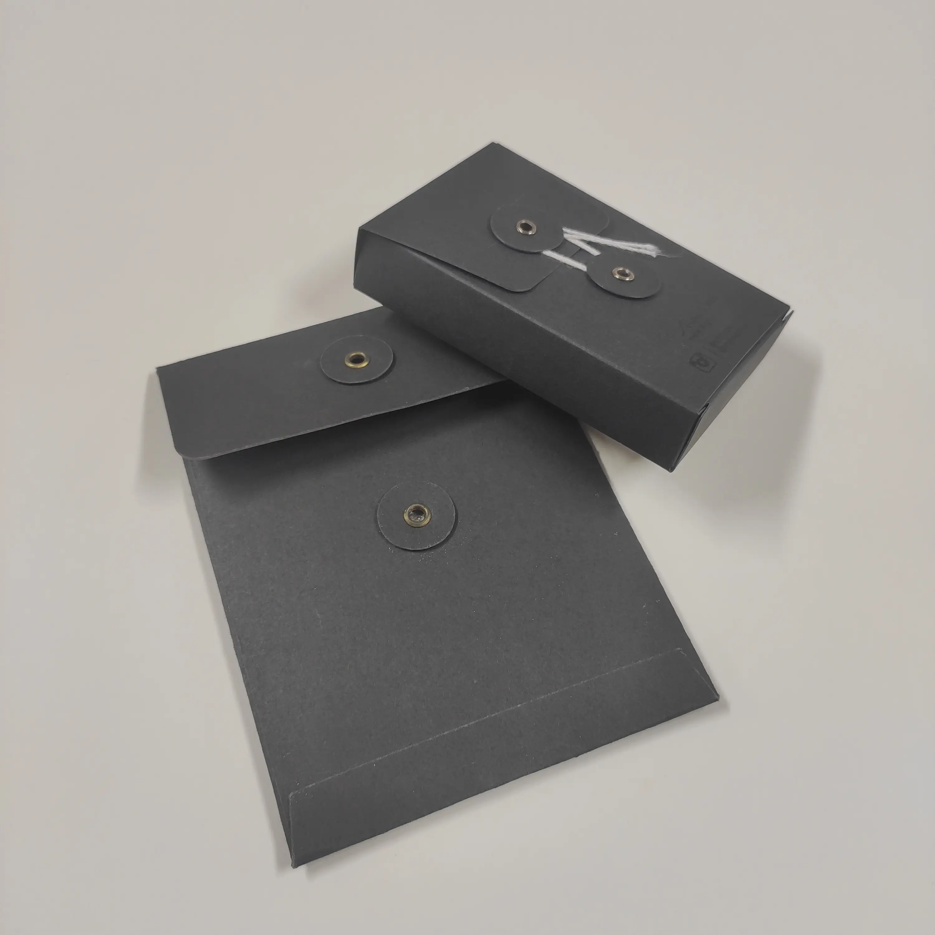 高品質のカスタマイズされたロゴ供給折りたたみカードボックスグリーティングカード用の安価でシンプルな紙黒の封筒