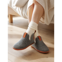 Bottines à enfiler en feutre de pure laine avec empiècement contrastant et semelle en cuir gris foncé, chaussures d'intérieur pour l'automne et l'hiver