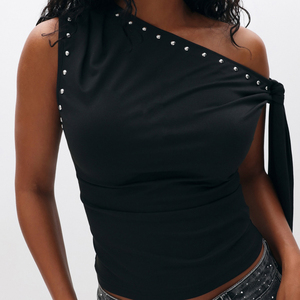 Top Corto Asimétrico con Hombros Descubiertos, Estilo Urbano, con Pedrería y Detalle de Lazo, Ajustado, Moderno, Informal para Mujer - Product Image 2
