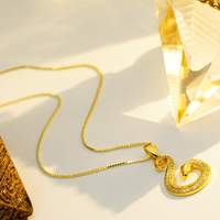Pendentif en or 18 carats en forme de spirale en S, micro-pavé de diamants de laboratoire sertis à la main, avec chaîne maille forçat lisse et simple, bijoux personnalisés de luxe pour le quotidien