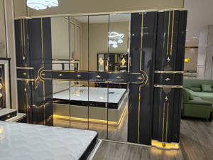 Juego de Muebles de Dormitorio de Lujo Elegante con Acabado de Alto Brillo, Cama Super King Size con Cabecero de Espejo Iluminado con LED y Armario de 8 Puertas - Product Image 6