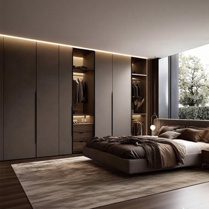 Armadio su Misura BALO, in Legno Massello e MDF, Ecologico e Durevole, Ampio Spazio di Stoccaggio, per Hotel - Product Image 1