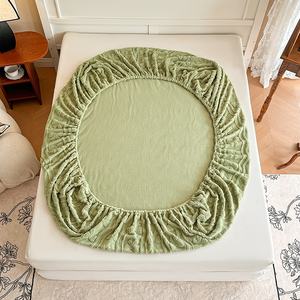 Venta al por mayor Bedtop <span class=keywords><strong>de</strong></span> una sola pieza invierno Coral terciopelo reforzado con bridas Tuff cubierta protectora antideslizante tallado terciopelo sábana - Product Image 3