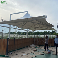 Abri en membrane tendue légère Lyfe avec structure en acier pour jardin extérieur et protection solaire
