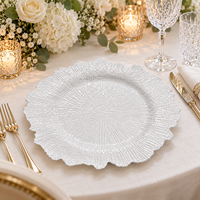 Assiette de présentation de luxe 13 pouces en plastique or rose, bord floral texturé thermolaqué, décoration de table moderne pour réception de mariage