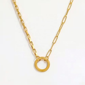 Collar de cadena con eslabones chapados en oro de 18k y colgante circular de acero inoxidable con corte esmeralda, personalizado para mujer - Product Image 1