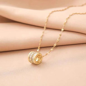 Collar con colgante geométrico dorado con micro circonitas y cadena para la clavícula, ideal para fiestas y como joya de moda. - Product Image 4