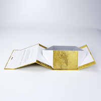 Boîte d'emballage magnétique pliable en carton rigide pour vêtements de bain et maillots de bain, avec impression de logo en feuille d'or gaufrée personnalisée