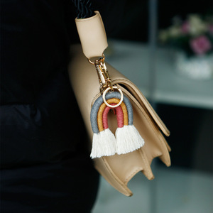 Porte-clés en peluche 3D arc-en-ciel fait main avec pendentifs à pompon, breloques de sac style bohème, porte-clés écologiques et tendance pour cadeaux et décoration - Product Image 4
