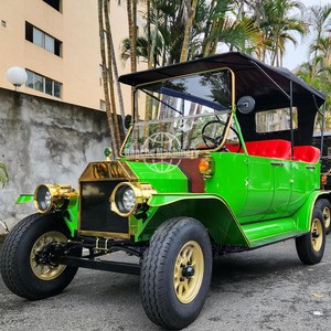 Voiture rétro vintage de rue — Véhicule électrique classique pour le tourisme - Product Image 1