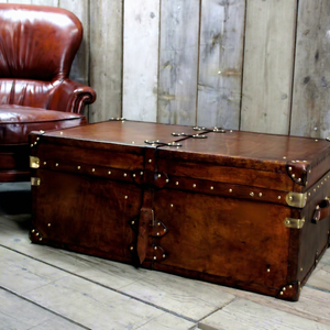Mesa de Centro Vintage de Madera de Mango Ecológica y Duradera, Baúl de Almacenamiento de Cuero Color Café, Mueble Antiguo Hecho a Mano con Tachuelas de Latón - Product Image 1