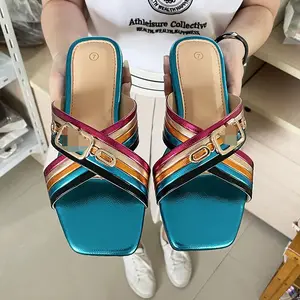 गर्मियों में सैंडल महिलाओं आरामदायक पत्र G धातु बकसुआ हीरा फ्लैट सैंडल 2023 नई डिजाइन Sandalias Mujer देवियों फ्लैट जूते