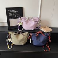 Tas Selempang Nylon dengan Tali Warna-warni dan Gantungan Kuda, Tas Kasual untuk Wanita