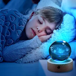 Luci notturne con sfera di vetro di cristallo con Base in legno personalizza logo lampada da notte con sfera di cristallo del sistema solare con incisione laser 3d