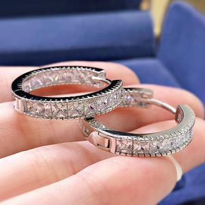 Orecchini a Cerchio in Oro Bianco E2033 con Diamanti Taglio Brillante Rotondo, Incastonatura a Canale, Gioielli Classici da Donna - Product Image 4