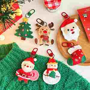 Accessoires de Noël, chaussettes tricotées à la main, porte-clés, mini Père Noël, pendentif mignon en forme de sapin de Noël, bonhomme de neige, breloques pour sac, décoration - Product Image 4