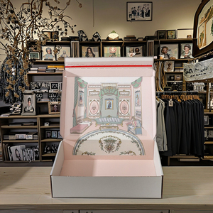 Scatola Regalo Ecologica in Cartone Ondulato Riciclabile <span class=keywords><strong>per</strong></span> Abbigliamento con Stampa UV e Goffratura a Caldo - Product Image 1