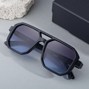 Nuevas Gafas de Sol Polarizadas con Marco Cuadrado para Hombre, Protección UV400, Lentes TAC de Plástico y Metal Negro, Protección Solar para Conducir al Aire Libre - Product Image 5