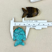 Pendentifs et breloques en or 18 carats sculptés à la main en forme de poisson avec pierres précieuses (Topaze, Agate, Jade) – Design simple pour colliers et boucles d'oreilles, idéal comme cadeau