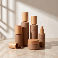 Ensemble de pots à crème pour le visage en verre kaki OEM ODM avec bouchon en bois naturel pour l'emballage cosmétique